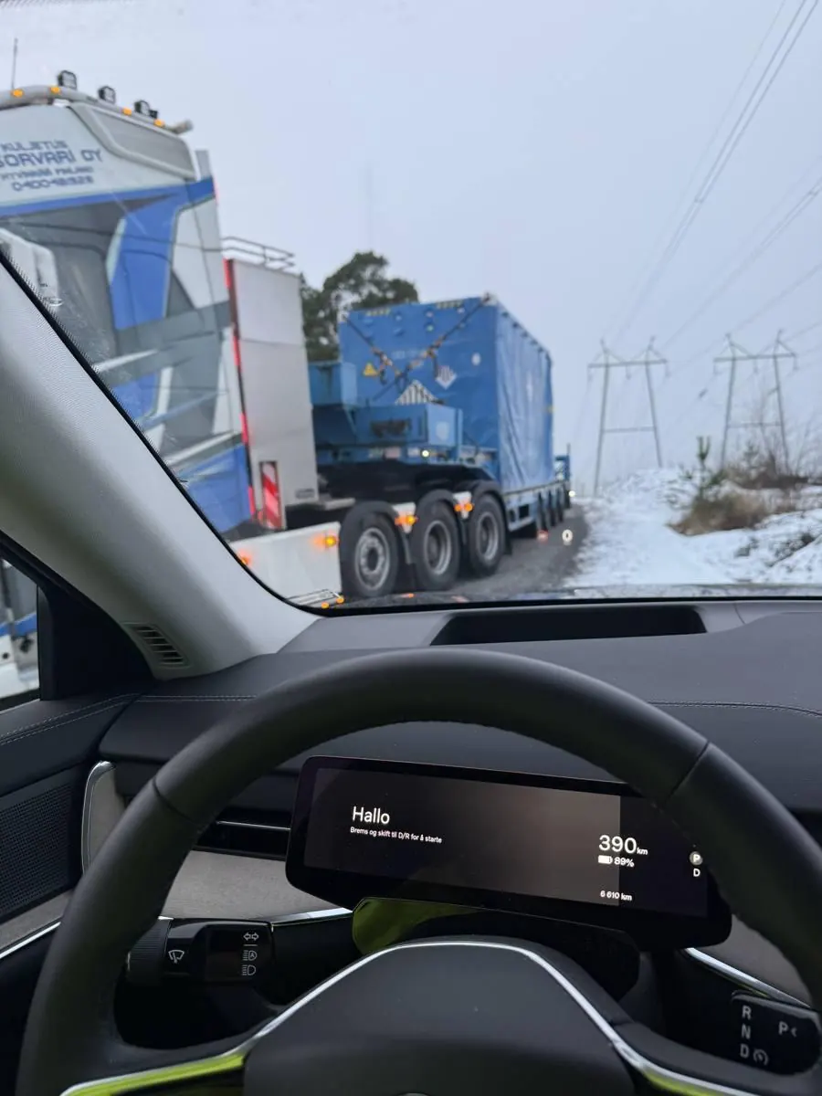 Spesialtransport av batterikontainer på vei