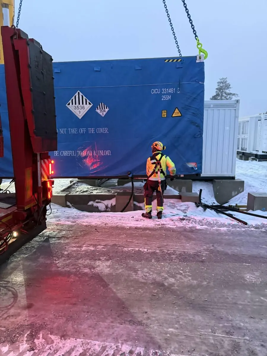 Batterikontainer plasseres på fundament med kran, vinterforhold