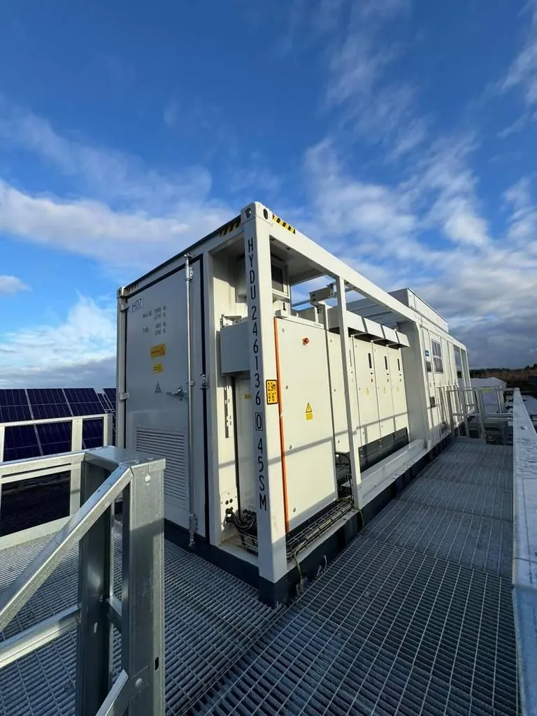 Ferdigstilt BESS-container ved solkraftanlegg