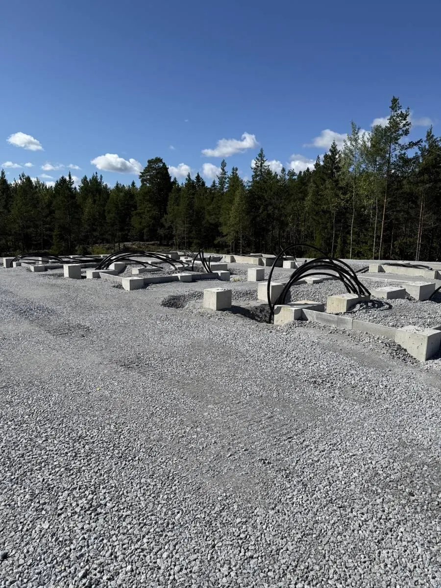 Fundamenter og kabelgrøfter klargjort på site