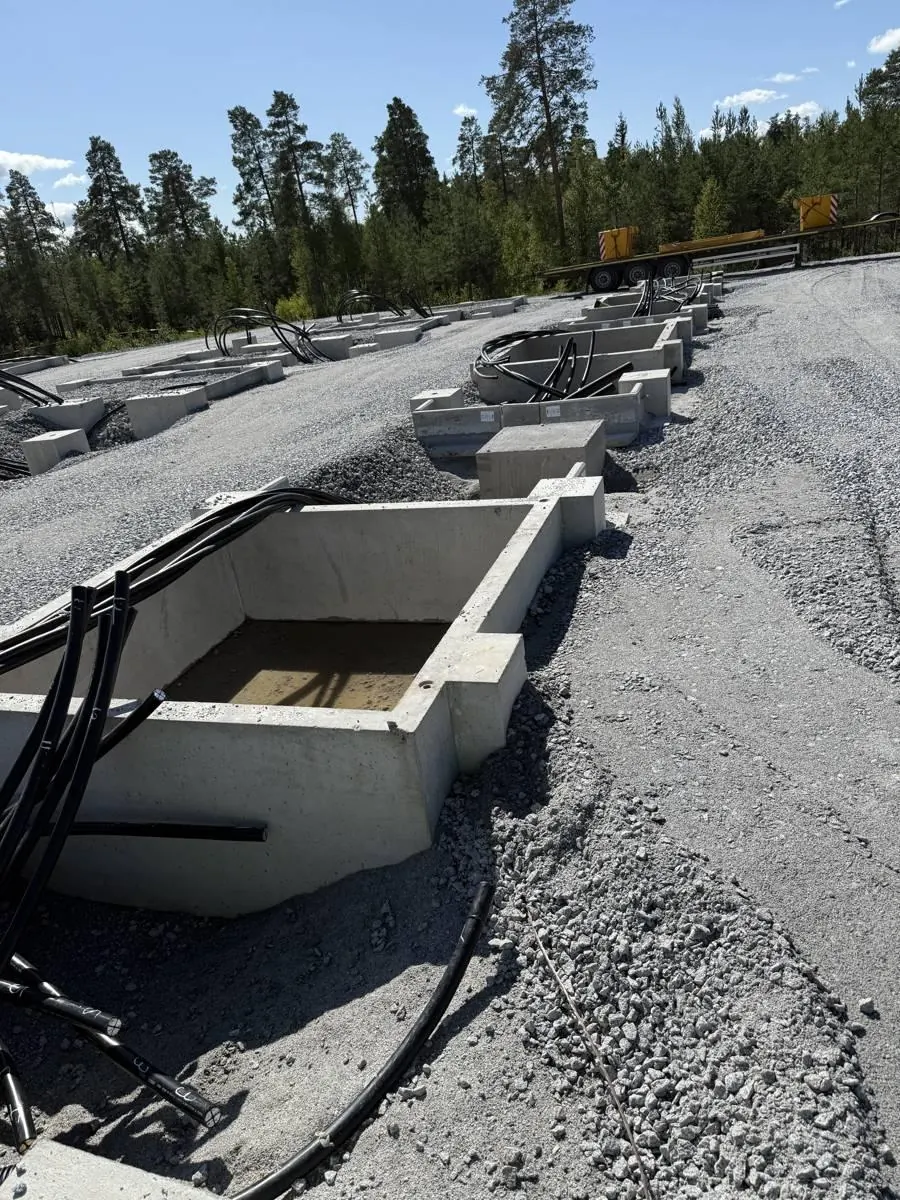Fundament med fremtrukket kabling