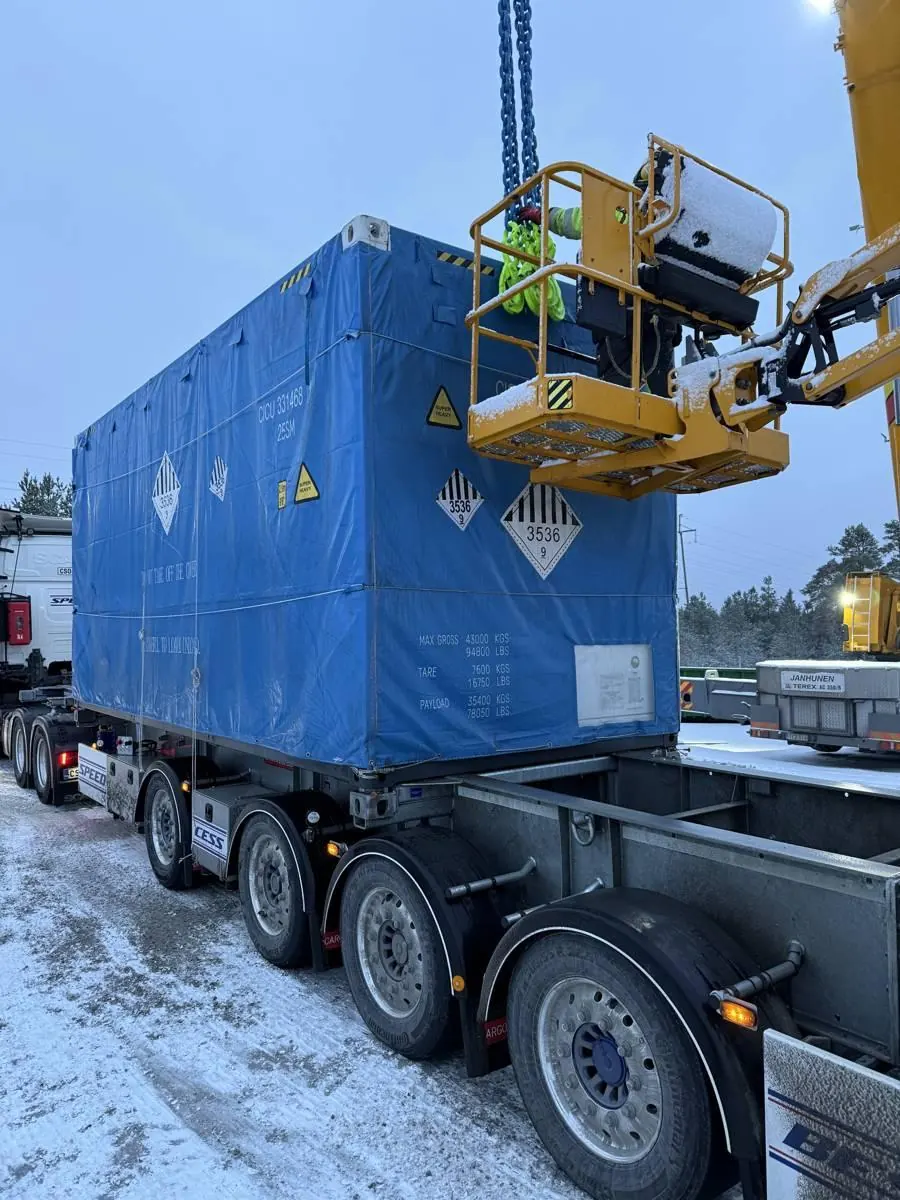 Batterikontainer på spesialtrailer klar for løft