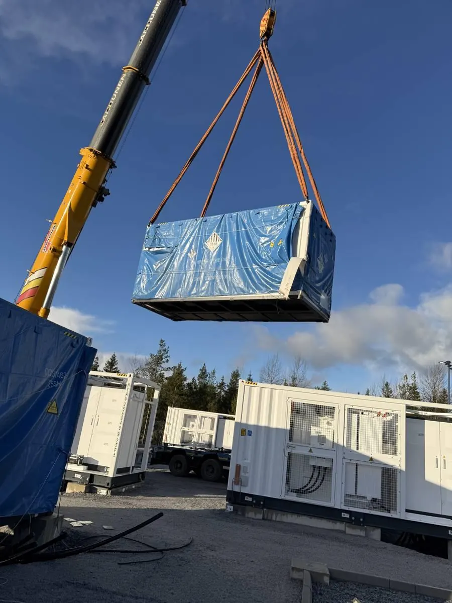 Kran løfter batterikontainer på plass