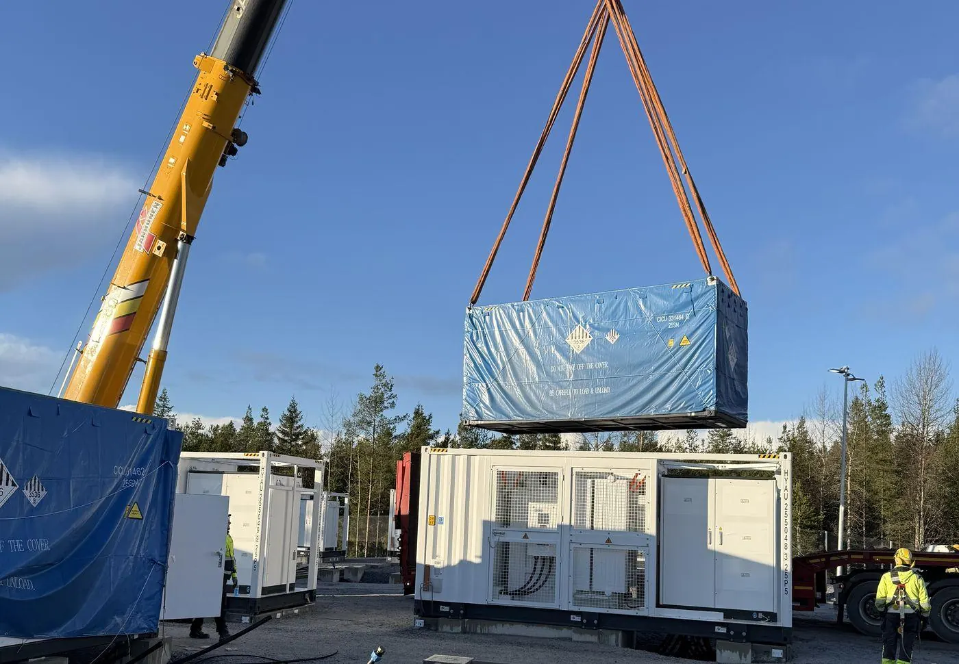 Batterikontainer løftes på plass på storskala batteripark