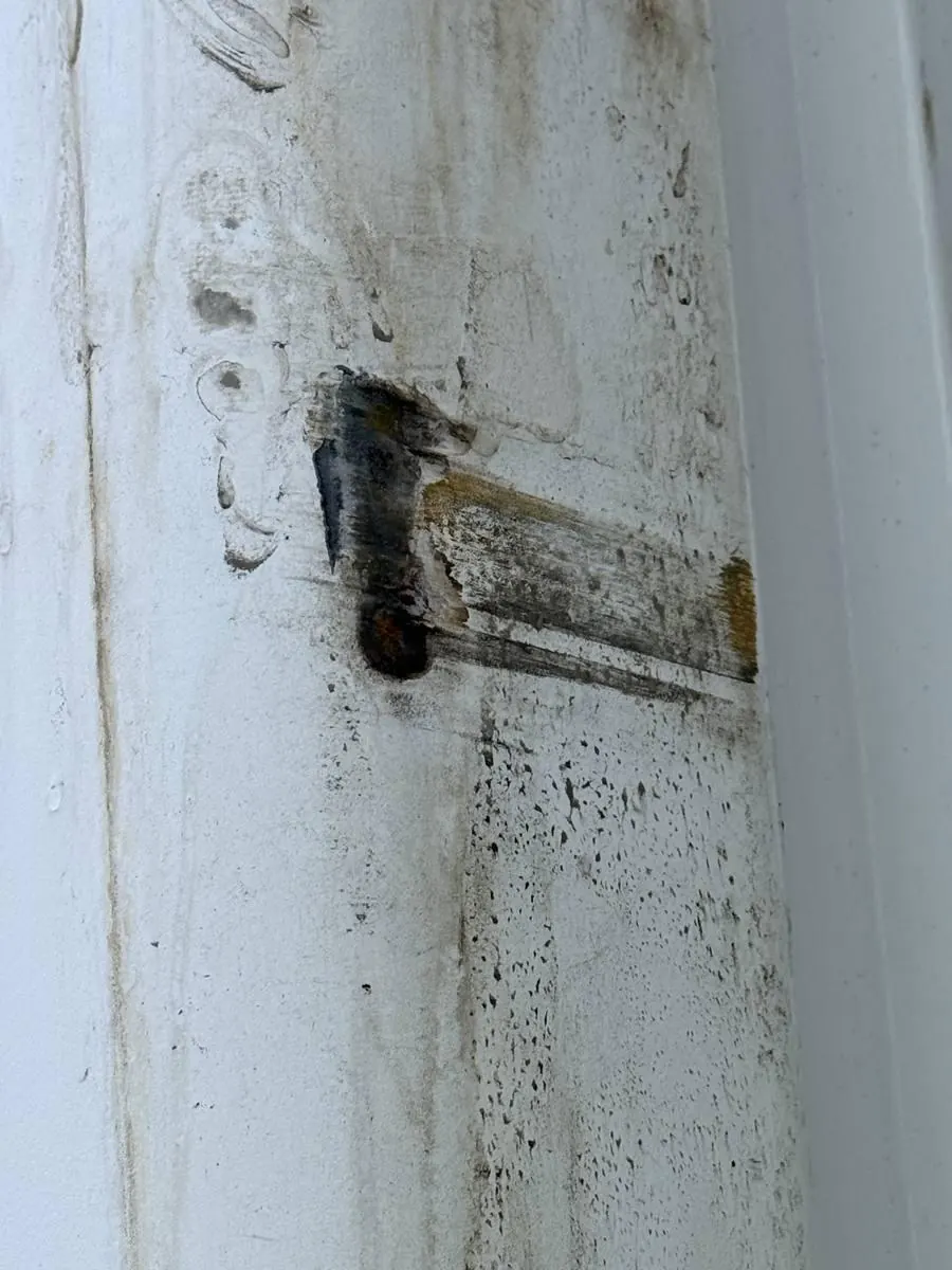 Skrapeskade med rust på containervegg
